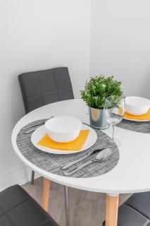 Modern Unit Near High Park and Dundas - Westend Suites - 3