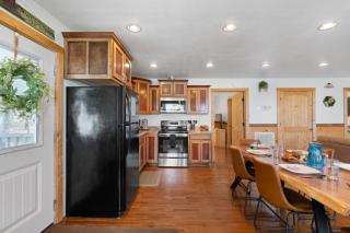 Trails End Cabin with a hot tub fire pit & indoor pool - Bryant - 2