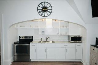 Historic Charm Hideaway - - 4