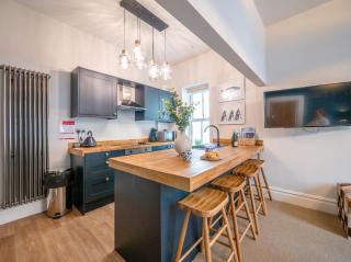 Charming Coastal Retreat With Stylish Interiors - Dartmouth - 5