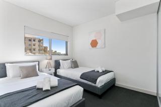Luxe Chic 3BR Apt City Skyline views - 6