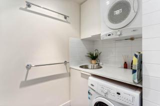 Quiet City Luxury 3BR Top-Floor with SkylineView - 2