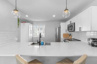 Cozy home with a Stunning Des - - 2