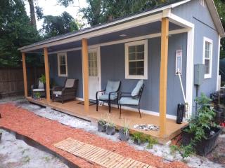 Tiny home barn style in backyard with Animals - Orlando - 1