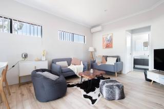 Cozy Lovely 2bdrm Walk To River - 4