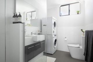 Bright Trendy 3BR Apt - Walk to River & Shops - 1