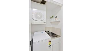 Urban Boho Chic 2BR Retreat w Balcony, Perth CBD - 2