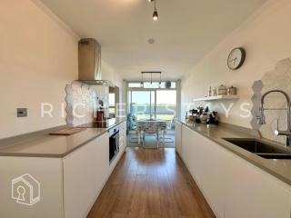 Clapham Road 2BR Duplex Flat, Balcony - 8