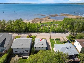 Kinepik Cottage Sunroom with Beach Access - 0