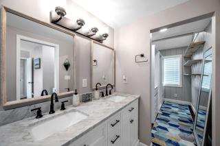 Close to downtown& beach- pool, porch, fenced yard - 6