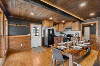 Wood Haven Cabin with a hot tub fire pit & indoor pool - Bryant - 6