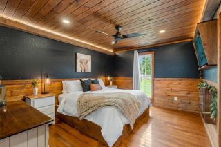 Wood Haven Cabin with a hot tub fire pit & indoor pool - 1
