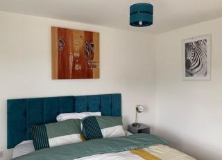 Atom, Large 4 to 5 Bed House, Sleeps 12, Garden, Parking, ideal for Contractors, Large Groups, Travellers - Thamesmead - 5