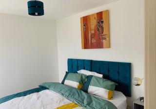 Atom, Large 4 to 5 Bed House, Sleeps 12, Garden, Parking, ideal for Contractors, Large Groups, Travellers - Thamesmead - 6