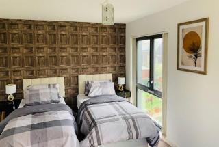 Atom, Large 4 to 5 Bed House, Sleeps 12, Garden, Parking, ideal for Contractors, Large Groups, Travellers - Thamesmead - 4