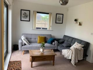 Atom, Large 4 to 5 Bed House, Sleeps 12, Garden, Parking, ideal for Contractors, Large Groups, Travellers - Thamesmead - 0