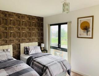 Atom, Large 4 to 5 Bed House, Sleeps 12, Garden, Parking, ideal for Contractors, Large Groups, Travellers - Thamesmead - 2
