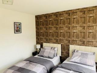 Atom, Large 4 to 5 Bed House, Sleeps 12, Garden, Parking, ideal for Contractors, Large Groups, Travellers - Thamesmead - 3