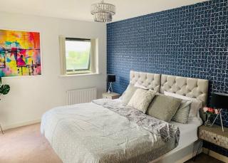 Atom, Large 4 to 5 Bed House, Sleeps 12, Garden, Parking, ideal for Contractors, Large Groups, Travellers - Thamesmead - 8
