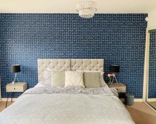 Atom, Large 4 to 5 Bed House, Sleeps 12, Garden, Parking, ideal for Contractors, Large Groups, Travellers - Thamesmead - 9