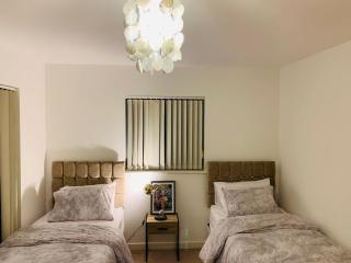 Atom, Large 4 to 5 Bed House, Sleeps 12, Garden, Parking, ideal for Contractors, Large Groups, Travellers - Thamesmead - 1