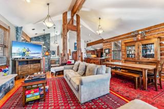 Luxurious 4BR Retreat with Hot Tub Near Gold Course - 4