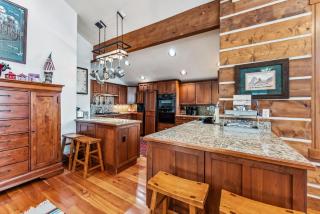 Luxurious 4BR Retreat with Hot Tub Near Gold Course - 3