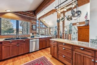 Luxurious 4BR Retreat with Hot Tub Near Gold Course - 2