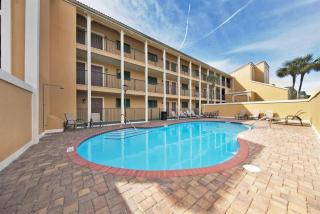 Oceanfront Charm at Coral Reef 49 3BR w/ Balcony, Pool, & Free Beach Service! - Destin - 8