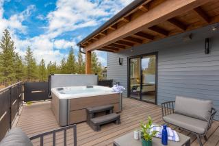 Sleeps 20 4 Units Hot Tub Deck Near DowntownOld Bend Aerie by AvantStay - Bend - 0