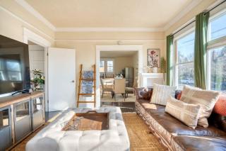 Dream Two-Bedroom in Laurelhurst - 97 WalkScore - 1