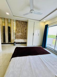 Luxury apartment with Pool Gym amenities By The Urban B&B - 8