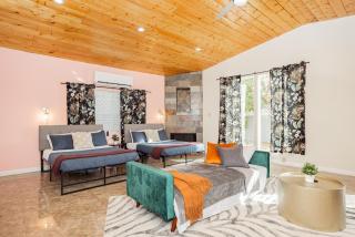 Santa Paula Relax and Play Private Modern Stay and Chefs Kitchen - 6