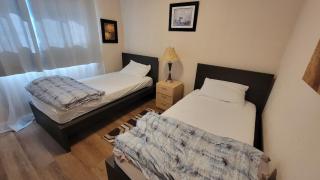 4-Bedroom Home by Downtown and Airport - Calgary - 3