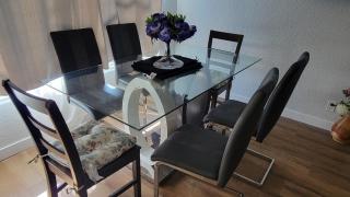 4-Bedroom Home by Downtown and Airport - 4