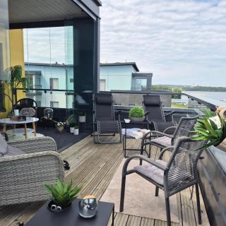 TAMPERE PENTHOUSE-tasokas moderni kaupunki huoneisto huipulla -ISO JACUZZI omalla KATTOTERASSILLA - AURINKOTUOLIT ja Aurinko odottaa Sinua - huikea maisema- - 10 HLÖ - free parking - Tampere - 8