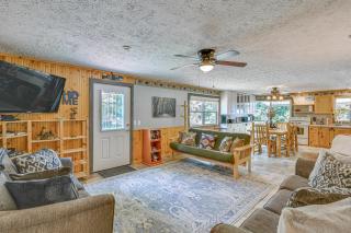 Woodsy 20-Acre Retreat with Hot Tub in Mancelona - Mancelona - 8