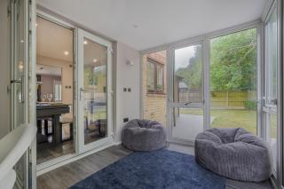 Stunning Three Bedroom Home Central MK, Pool Table, Free Parking, Smart Tv with Netflix and Disney plus - Shenley Lodge - 3
