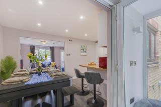 Stunning Three Bedroom Home Central MK, Pool Table, Free Parking, Smart Tv with Netflix and Disney plus - Shenley Lodge - 8