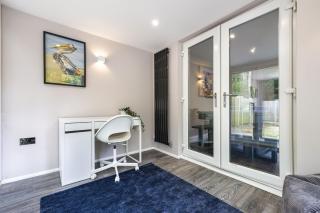 Stunning Three Bedroom Home Central MK, Pool Table, Free Parking, Smart Tv with Netflix and Disney plus - Shenley Lodge - 2