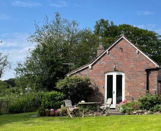 Beautiful Self Contained Garden Room - 0