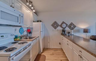 Beautiful Ground Floor Beachfront Condo - Sleeps 4 - Pool and Sauna - 9