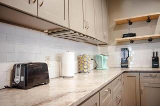 New 4 Bedroom House for Downtown Travelers - Indianapolis - 1