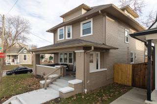 5 Bedroom 3200 Sq Ft House for Downtown Travelers - 0