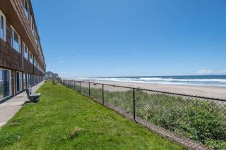 Ground Floor Beachfront Condo Suite - Pool And Sauna - 5