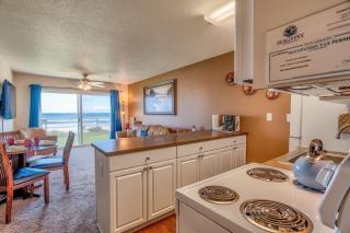 Ground Floor Beachfront Condo Suite - Pool And Sauna - 3
