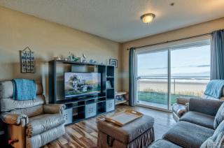 Modern Ground Floor Beachfront Condo Suite - Sleeps 4 - Pool and Sauna - 0