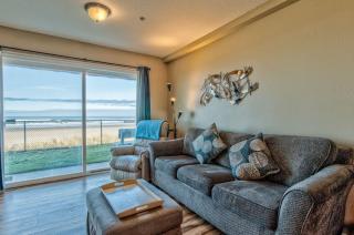 Modern Ground Floor Beachfront Condo Suite - Sleeps 4 - Pool and Sauna - 9