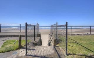 Modern Ground Floor Beachfront Condo Suite - Sleeps 4 - Pool and Sauna - 3