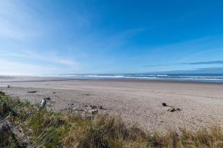 Modern Ground Floor Beachfront Condo Suite - Sleeps 4 - Pool and Sauna - 2